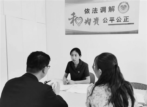 成为别人故事的“倾听者”对开展工作也很重要,图为立案庭法官丁琪